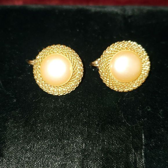Vintage 1970's Gold‎ Tone Mesh Textured Faux Pearl Clip-On Earrings - Picture 1 of 9
